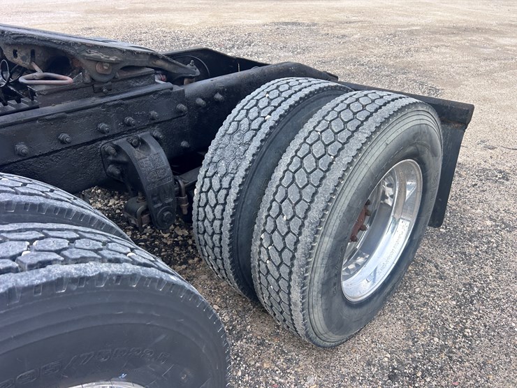 1998-peterbilt-379-image-16