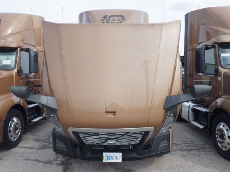 2022-volvo-vnl300-image-25