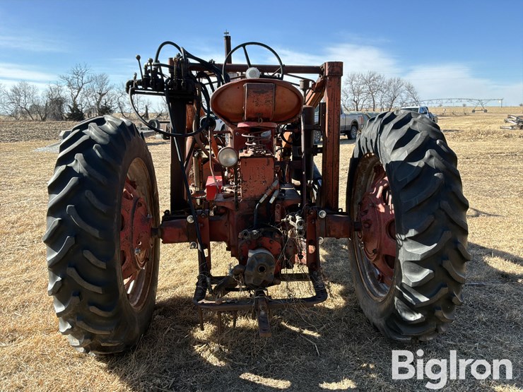 1957-farmall-350-2wd-tractor-w/loader-grapple-image-6