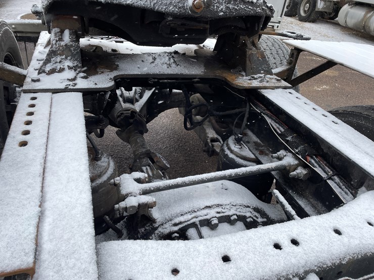 2019-peterbilt-579-image-12