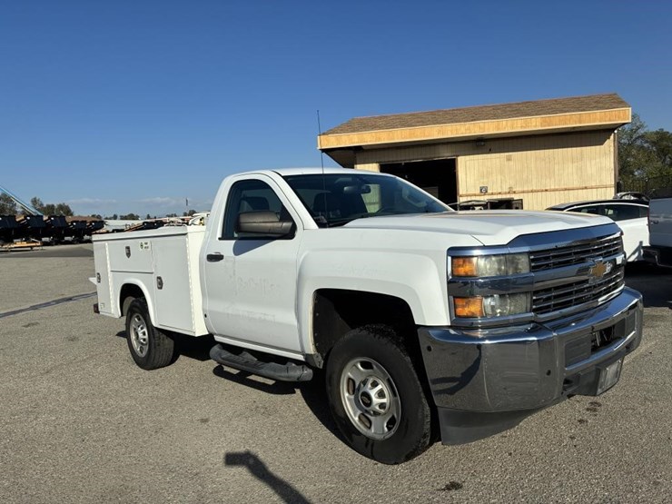 2015-chevrolet-silverado-2500hd-image-2