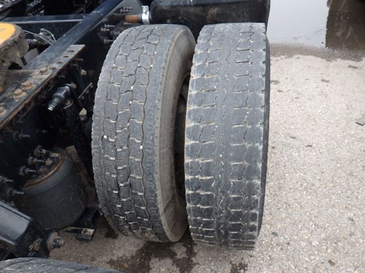 2020-volvo-vnl300-image-6