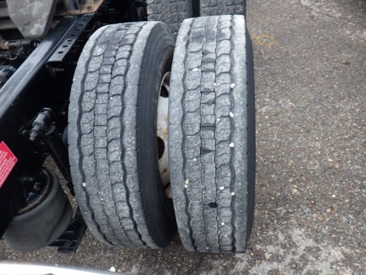 2018-volvo-vnl300-image-9