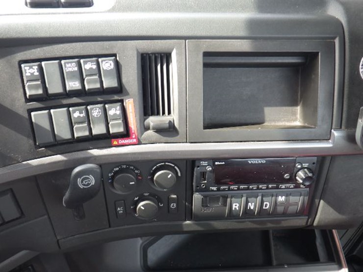 2022-volvo-vnl300-image-22