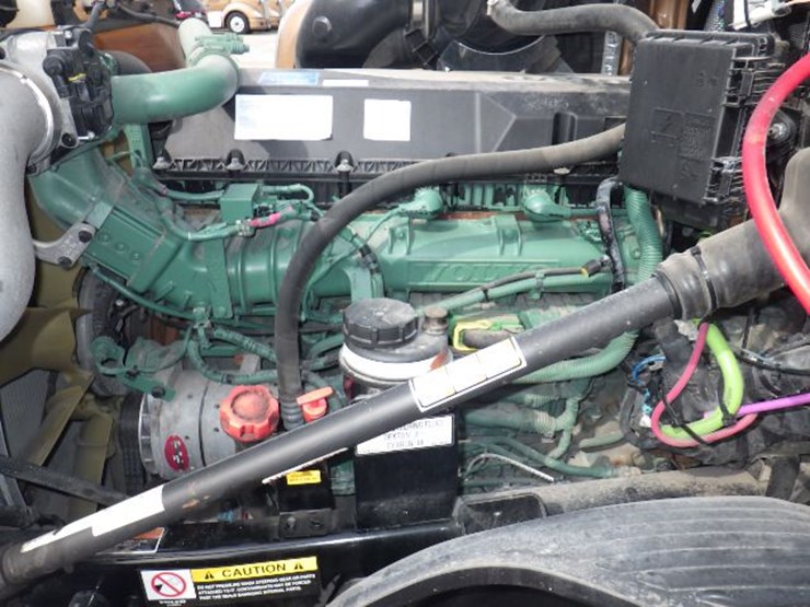 2022-volvo-vnl300-image-25