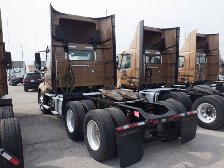 2022-volvo-vnl300-image-17