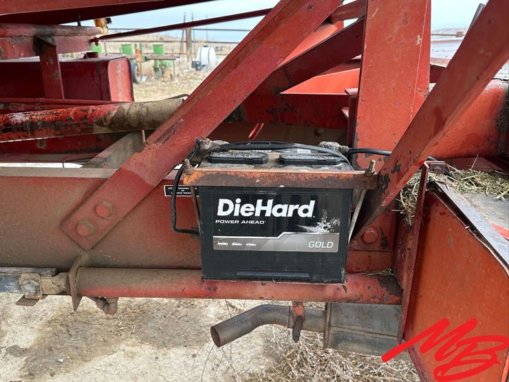 new-holland-1048-image-13