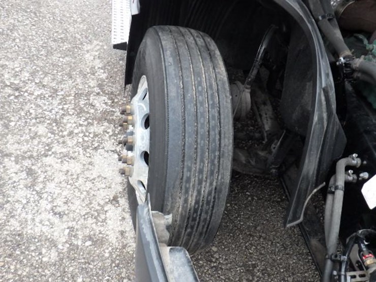 2022-volvo-vnl300-image-27