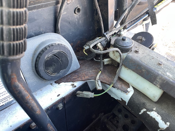 2008-bobcat-s330-image-31