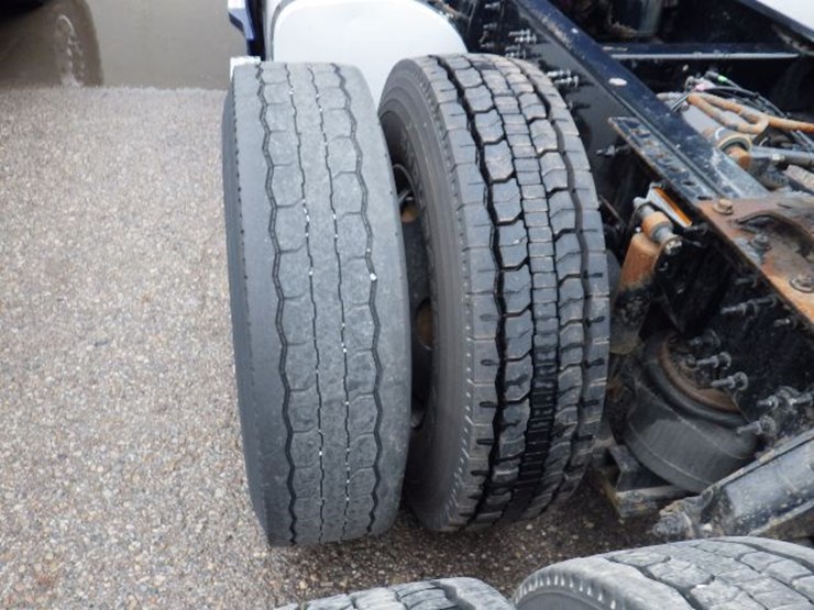 2019-volvo-vnl300-image-17