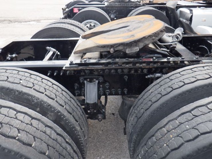 2022-volvo-vnl300-image-9