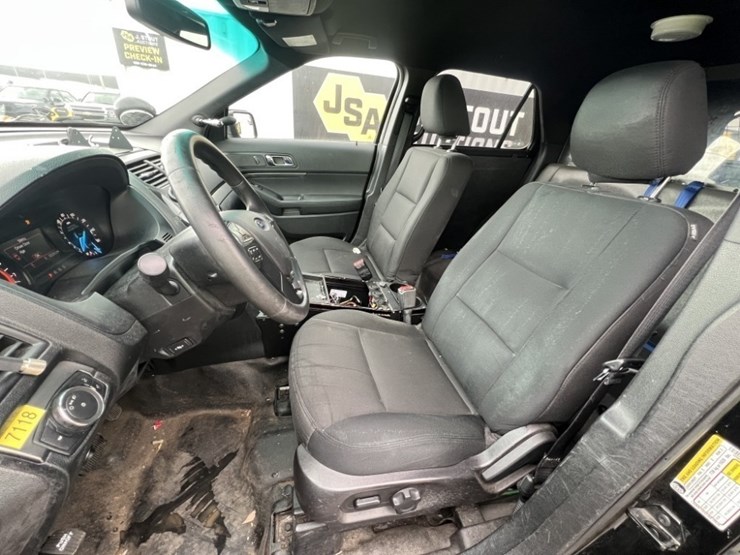 2016-ford-explorer-image-23