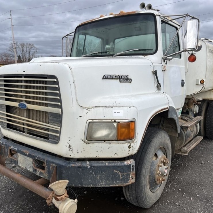 1993 FORD L8000