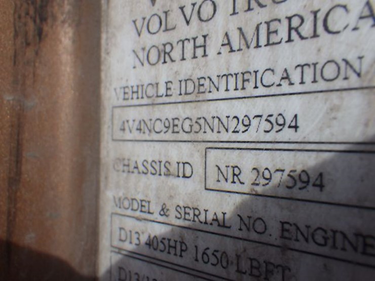 2022-volvo-vnl300-image-23