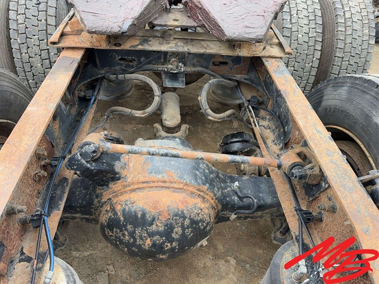 2005-freightliner-columbia-120-image-10