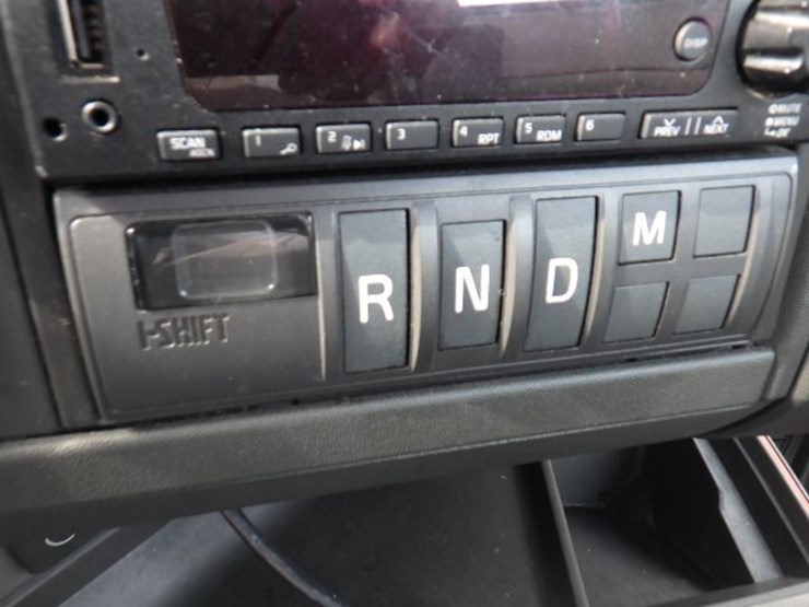 2022-volvo-vnl300-image-17