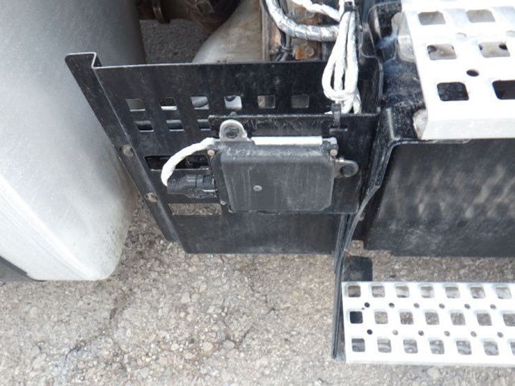 2022-volvo-vnl300-image-8