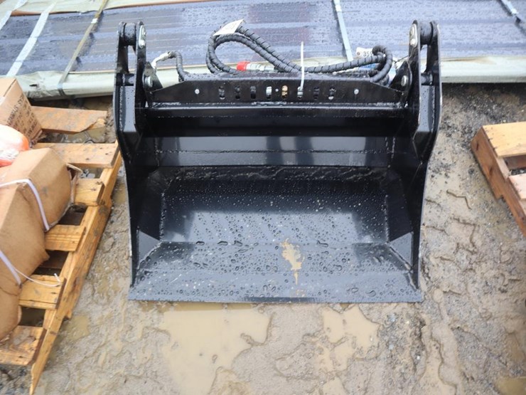 future-mini-skid-steer-4-in-1-bucket-image-1