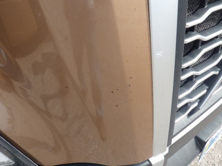 2022-volvo-vnl300-image-5