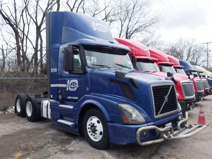 2017-volvo-vnl300-image-3