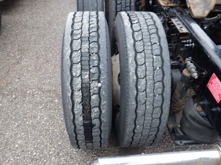 2019-volvo-vnl300-image-16