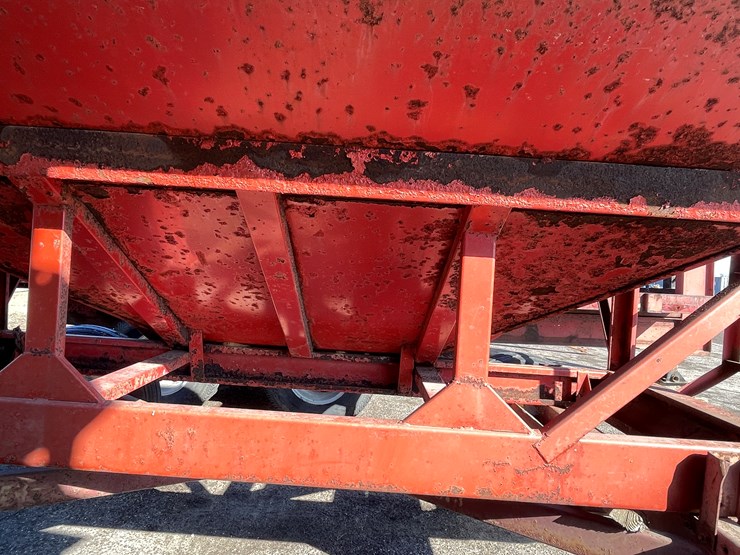 #1092-•-e-z-flow-gravity-box-on-running-gear-image-21