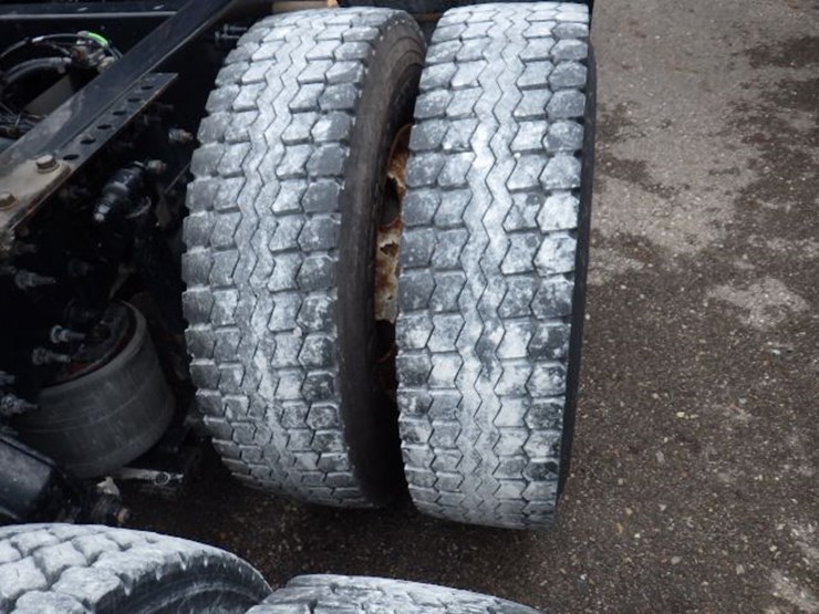 2019-volvo-vnl300-image-8