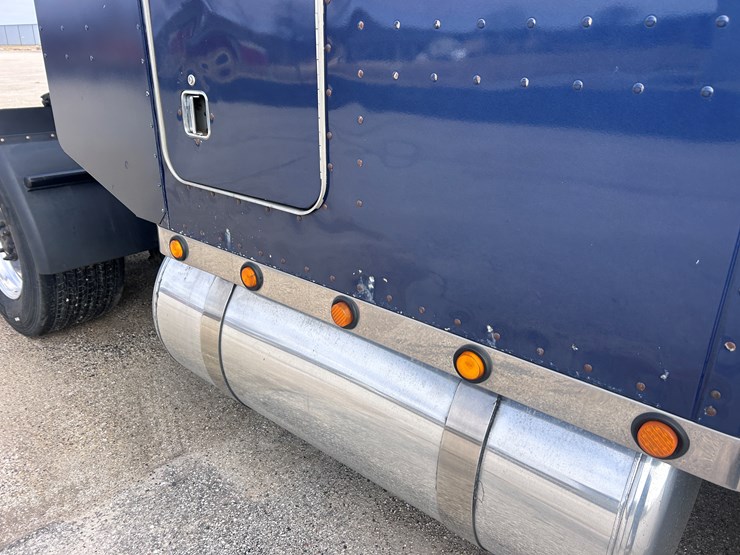 2000-peterbilt-379-image-25