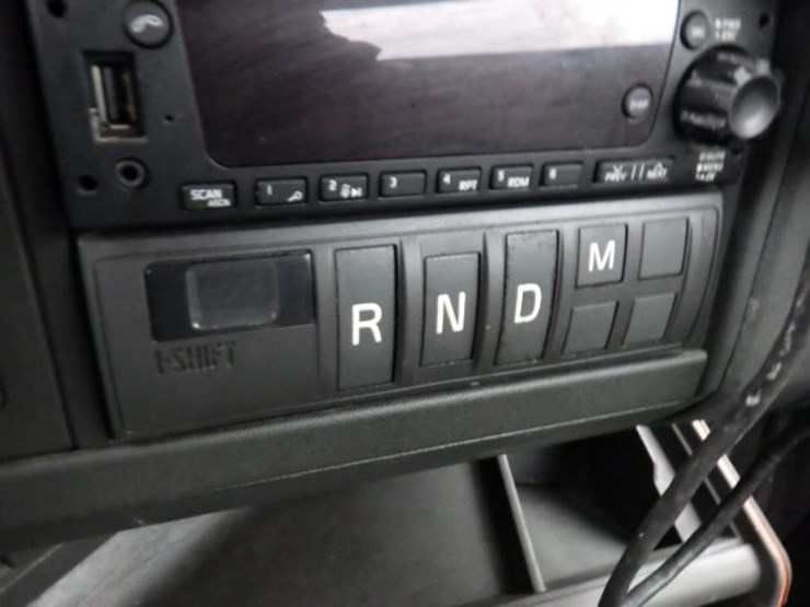 2022-volvo-vnl300-image-18