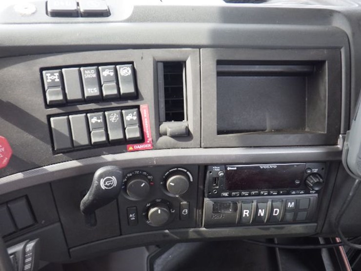 2022-volvo-vnl300-image-23