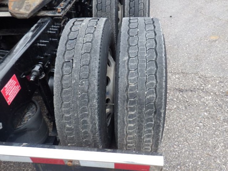 2022-volvo-vnl300-image-8