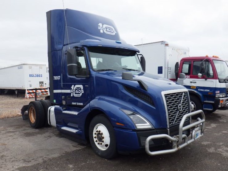 2018-volvo-vnl300-image-3