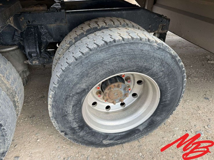 2013-peterbilt-388-image-32