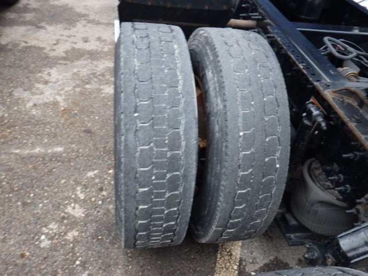 2017-volvo-vnl300-image-13