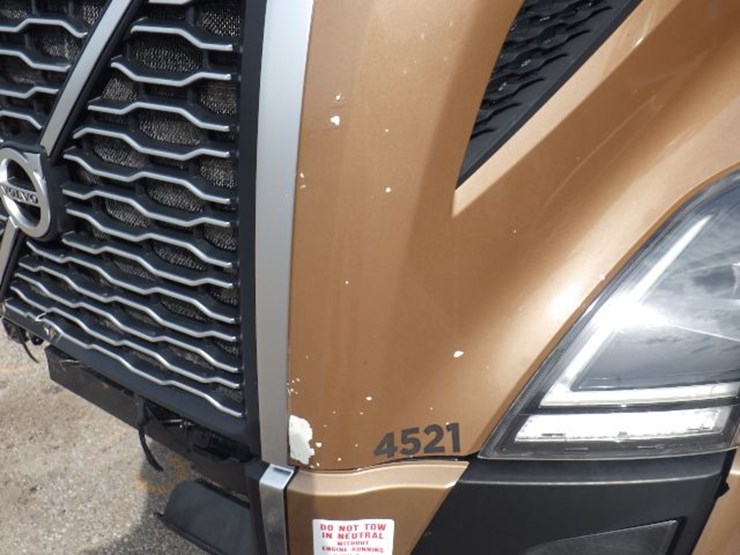 2022-volvo-vnl300-image-3