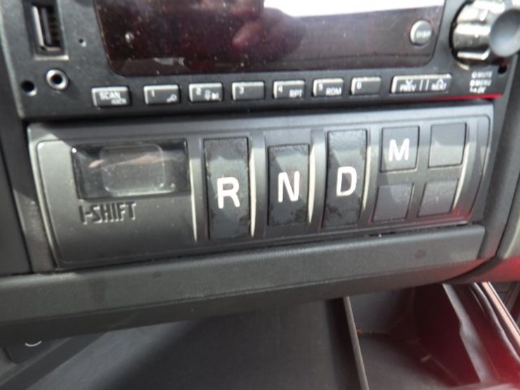 2022-volvo-vnl300-image-21