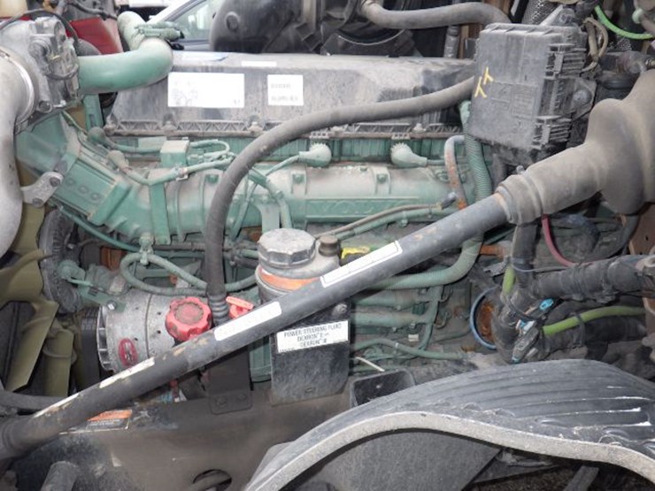 2022-volvo-vnl300-image-21