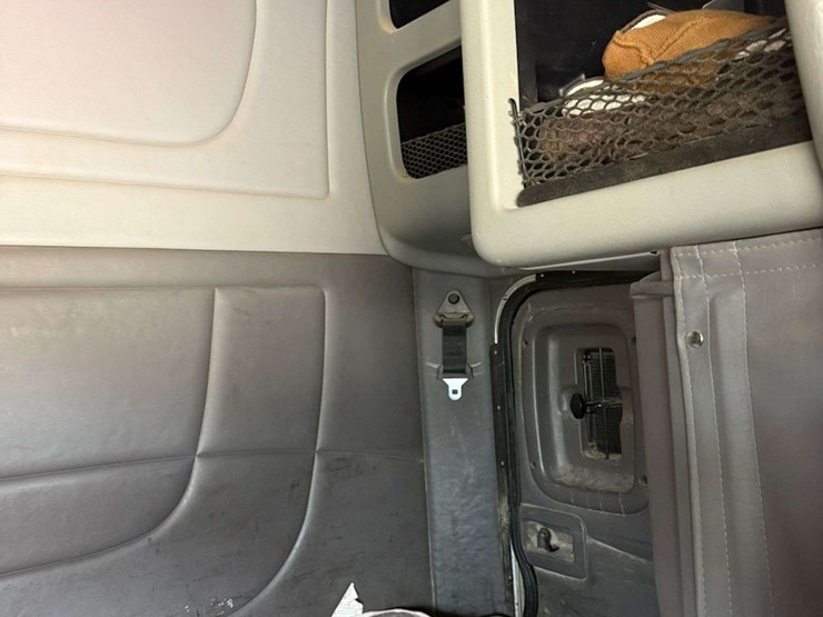 2013-peterbilt-388-image-55