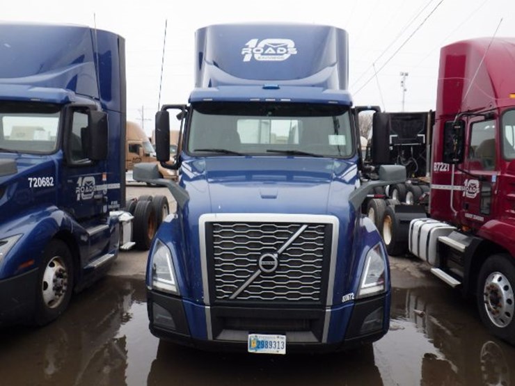 2020-volvo-vnl300-image-2