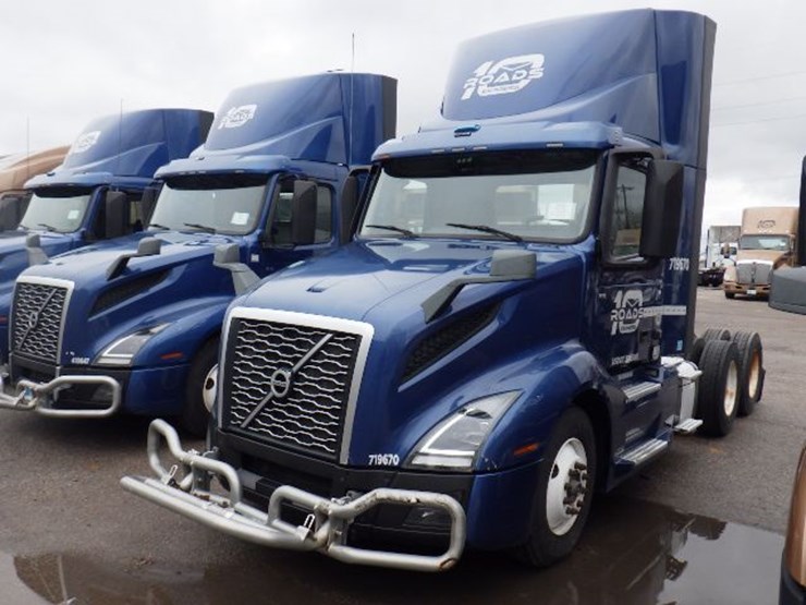 2019-volvo-vnl300-image-1