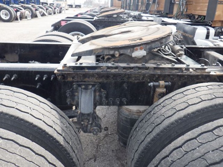 2022-volvo-vnl300-image-10