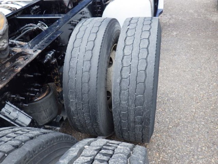 2018-volvo-vnl300-image-6