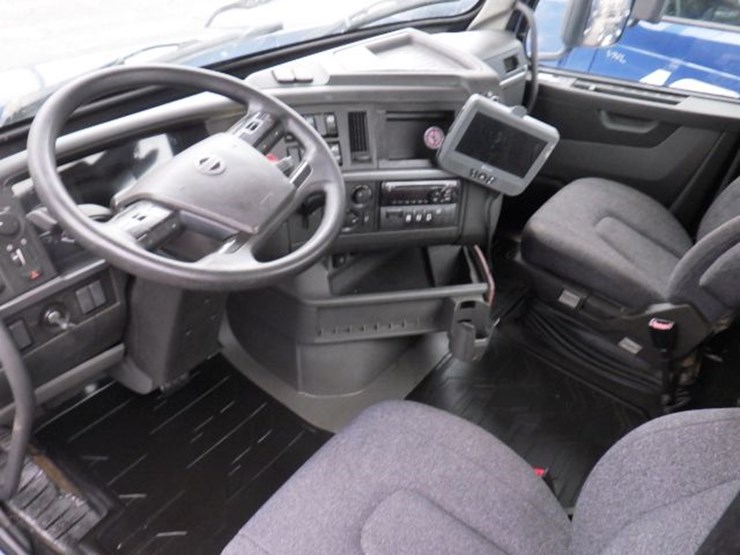 2019-volvo-vnl300-image-18