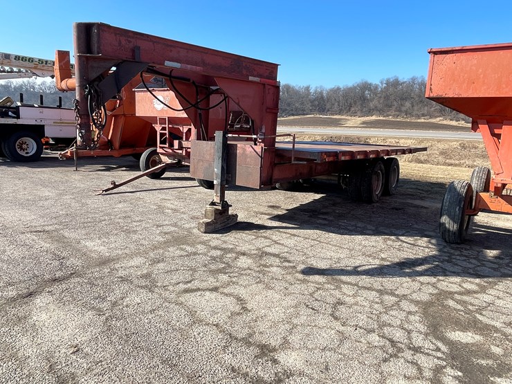 #1091-•-heavy-gooseneck-flatbed-trailer-with-hoist-(no-title)-image-1