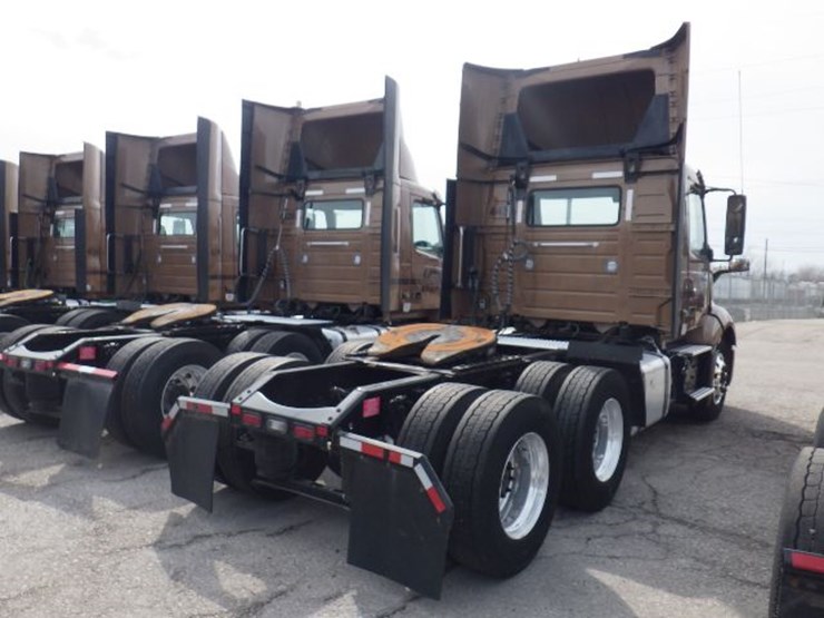 2022-volvo-vnl300-image-10