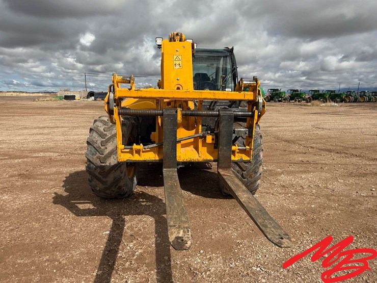 2021-jcb-542-70-agri-plus-image-6