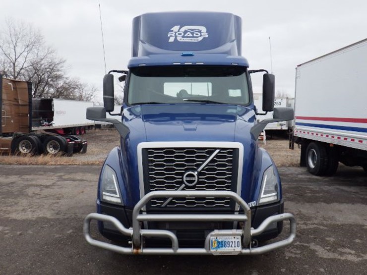 2018-volvo-vnl300-image-2