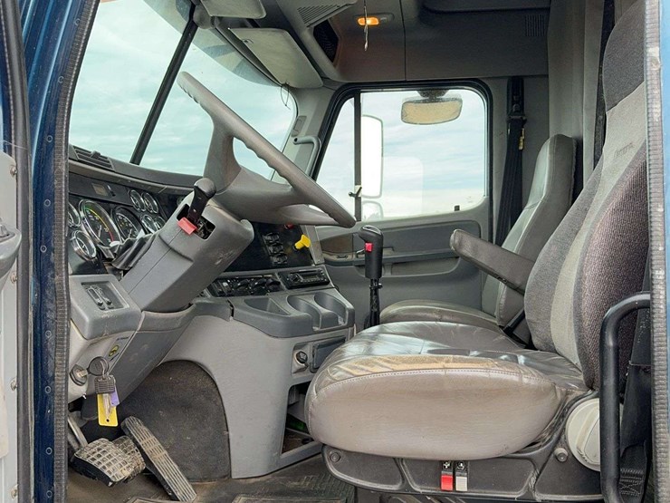 2005-freightliner-columbia-120-image-17