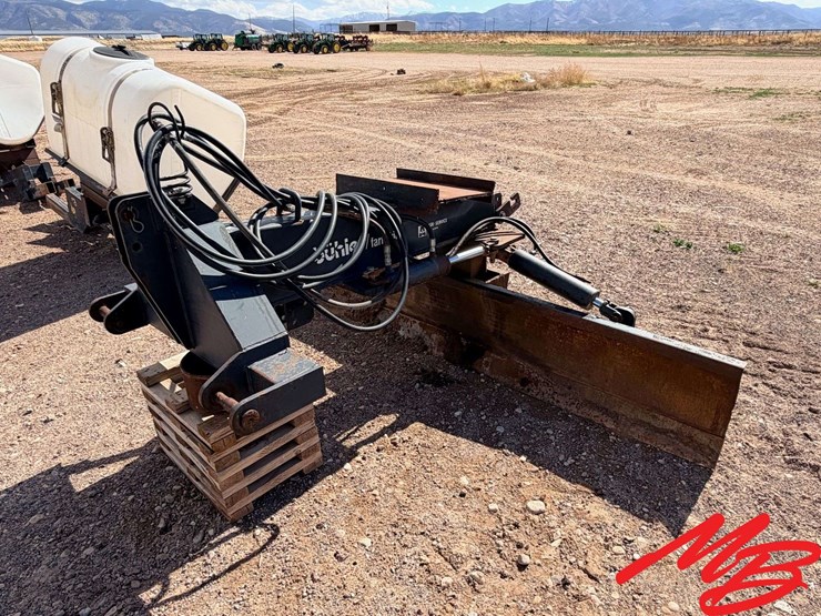 9'-buhler-farm-king-tractor-blade-image-3