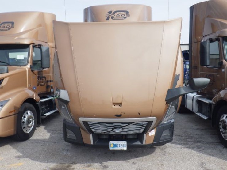 2022-volvo-vnl300-image-26